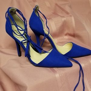 Blue pumps